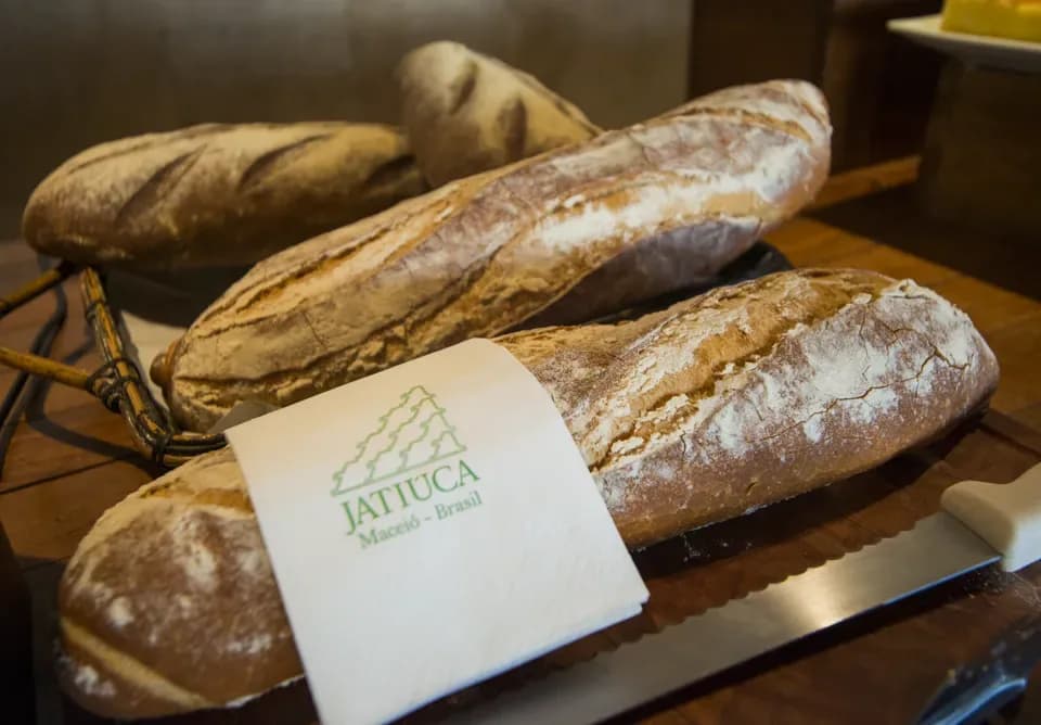 Seleção de pães servida no café da manhã do Jatiúca