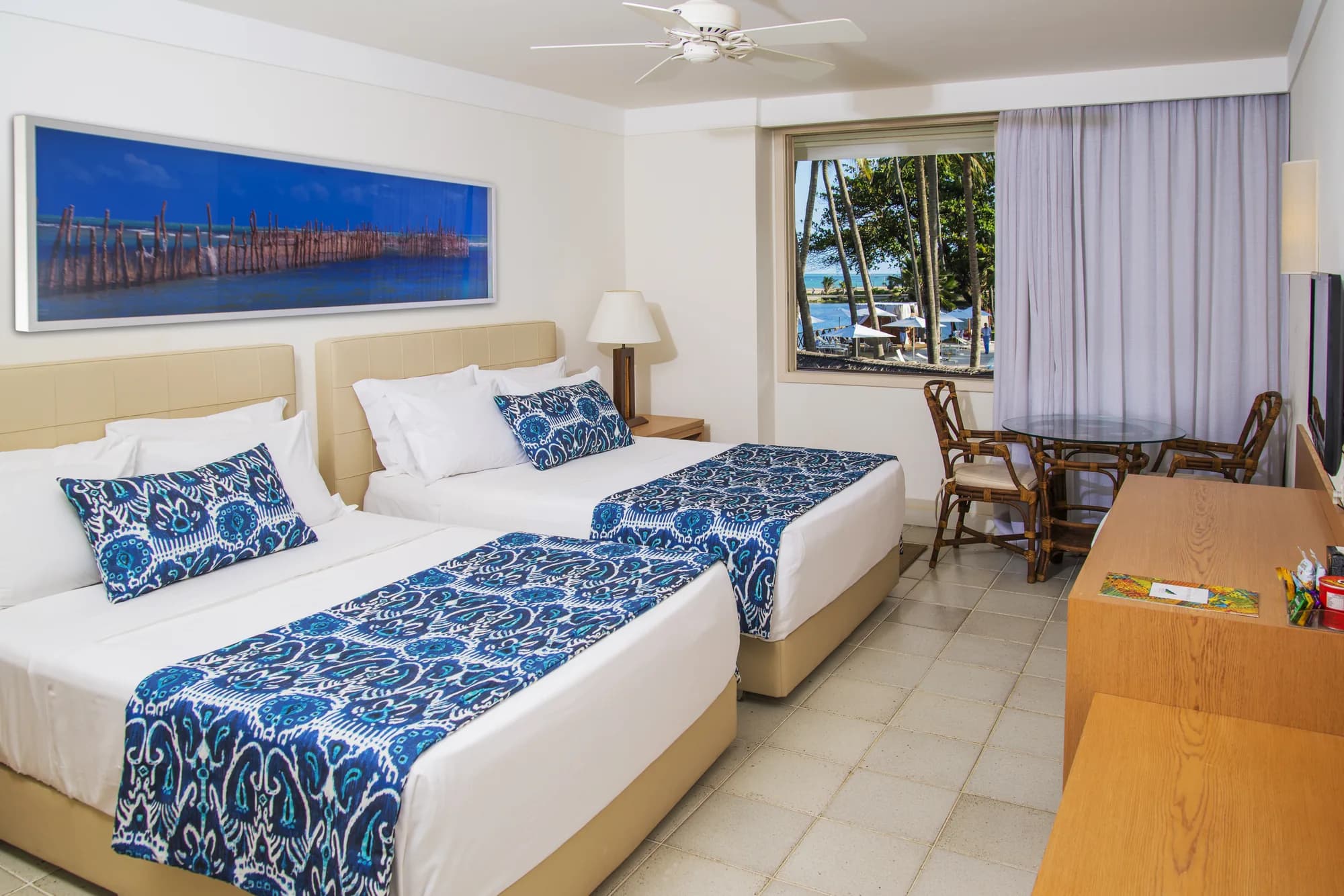 Apartamento Superior do Jatiúca com duas camas, janela ampla e vista para o coqueiral
