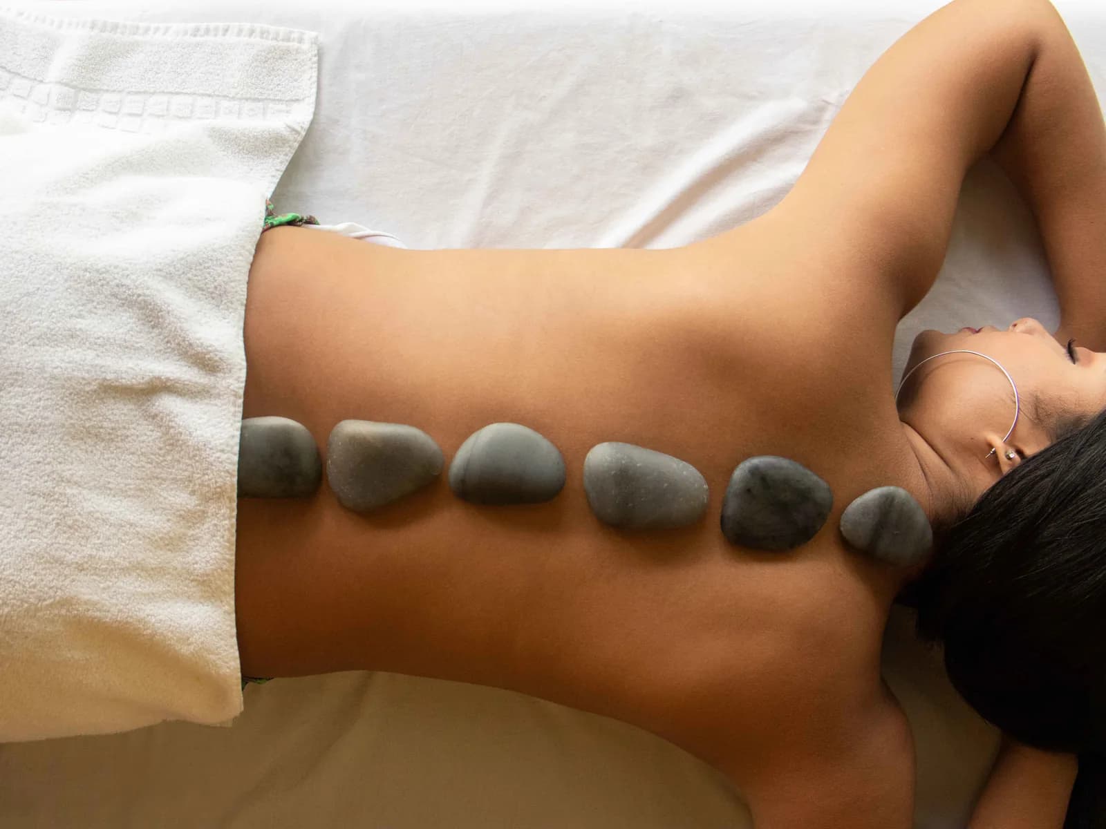 Massagem com pedras quentes no Spa do Jatiúca