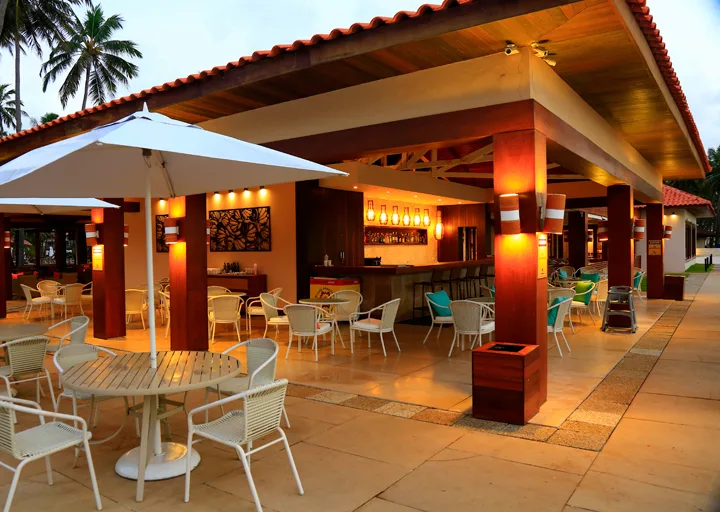 Bar Areia Fofa do Jatiuca, quiosque aberto com guarda-sois e mesas, junto a piscina