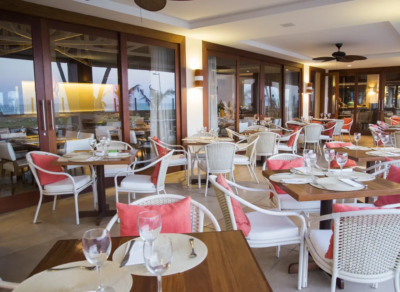 Ambiente do restaurante Canoas preparado para receber os hóspedes