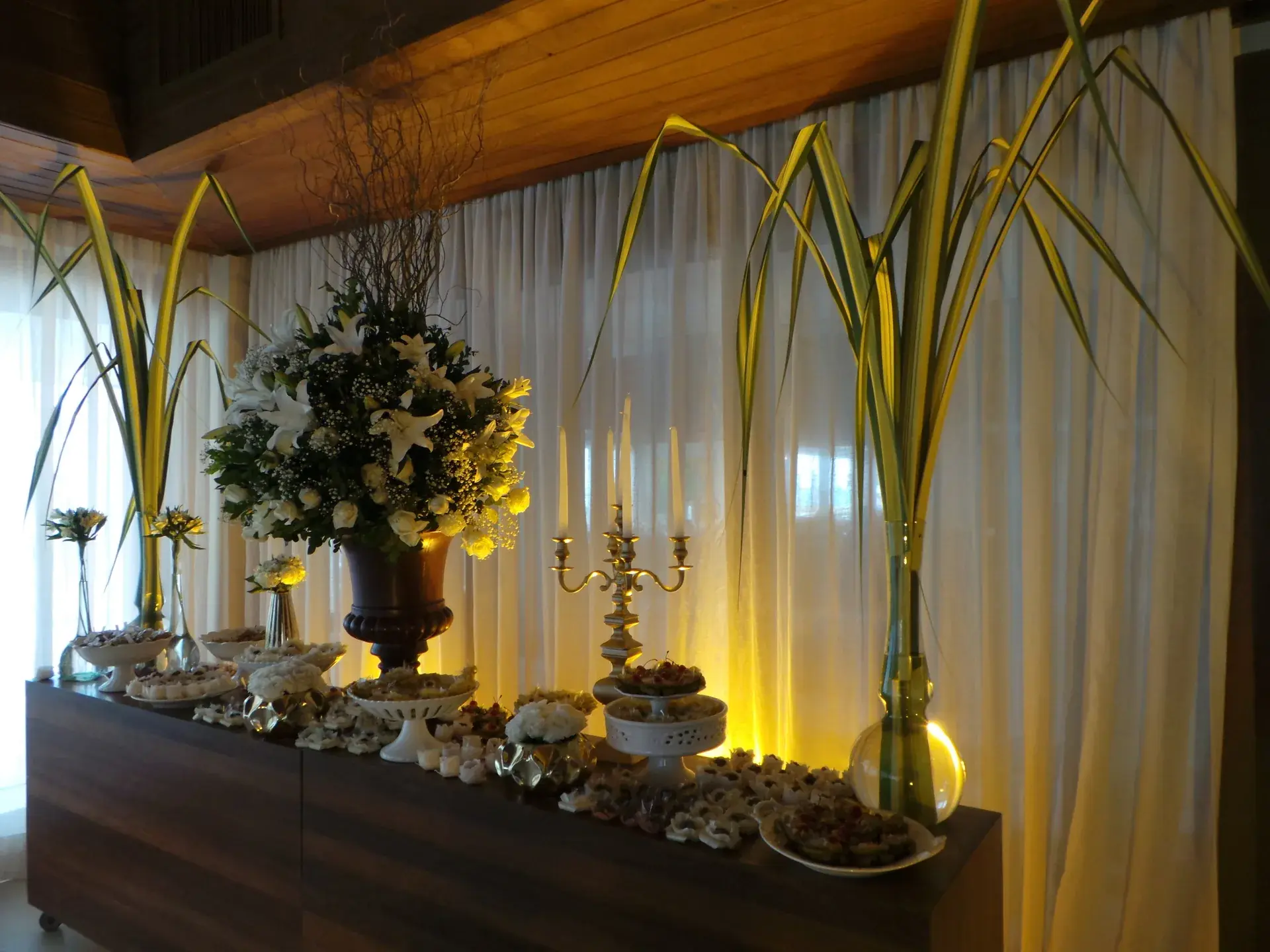 Mesa de doces com candelabro preparada no Espaço Garden
