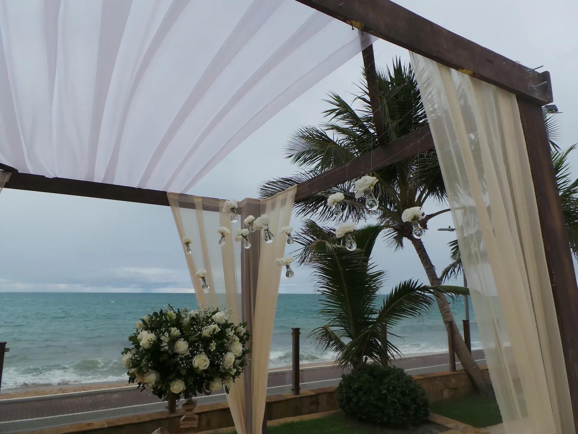 Pergolado do Espaço Garden preparado diante do mar no Jatiúca
