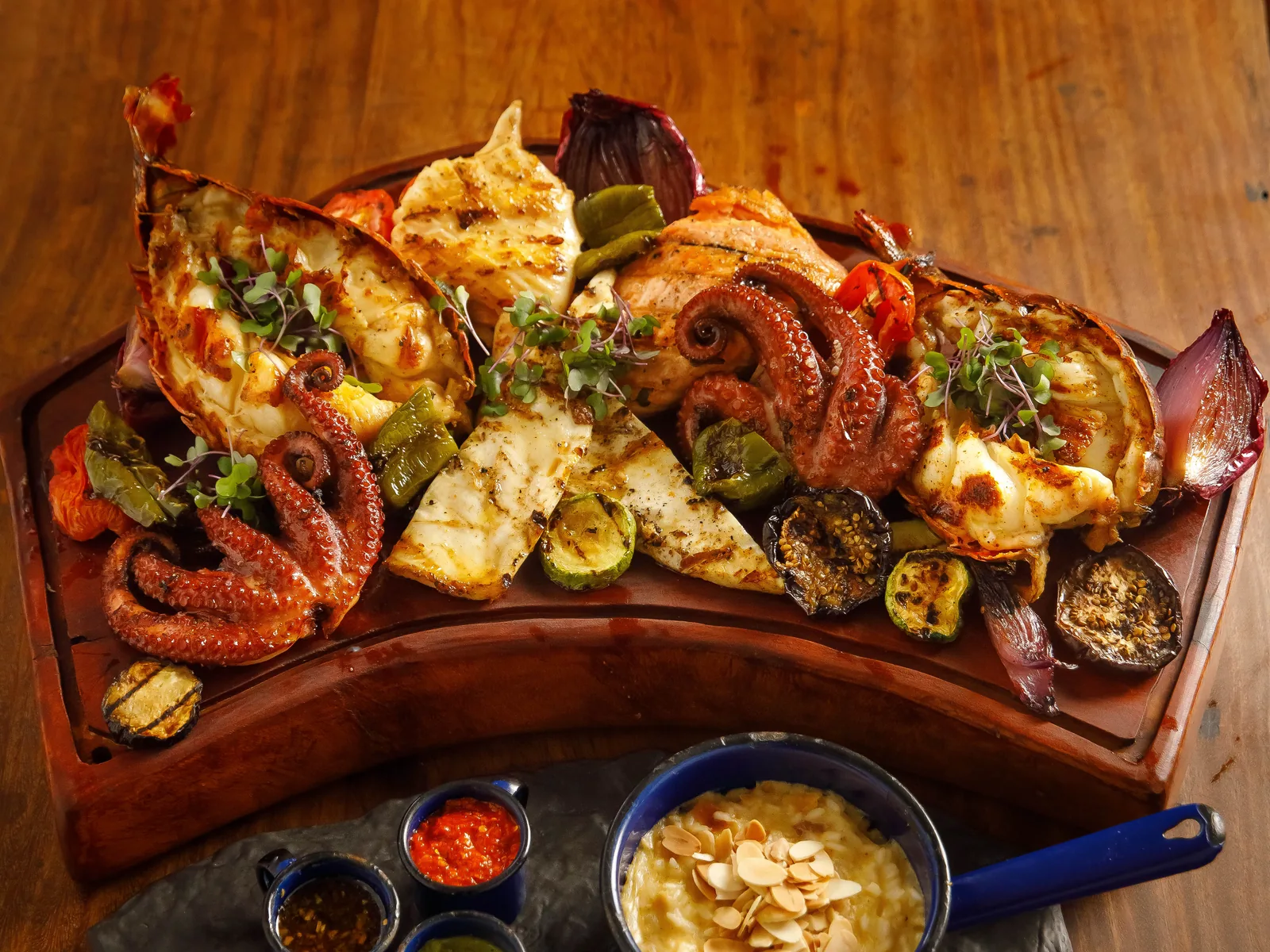 Parrillada do ¡Vení! com carnes, polvo, legumes e acompanhamentos